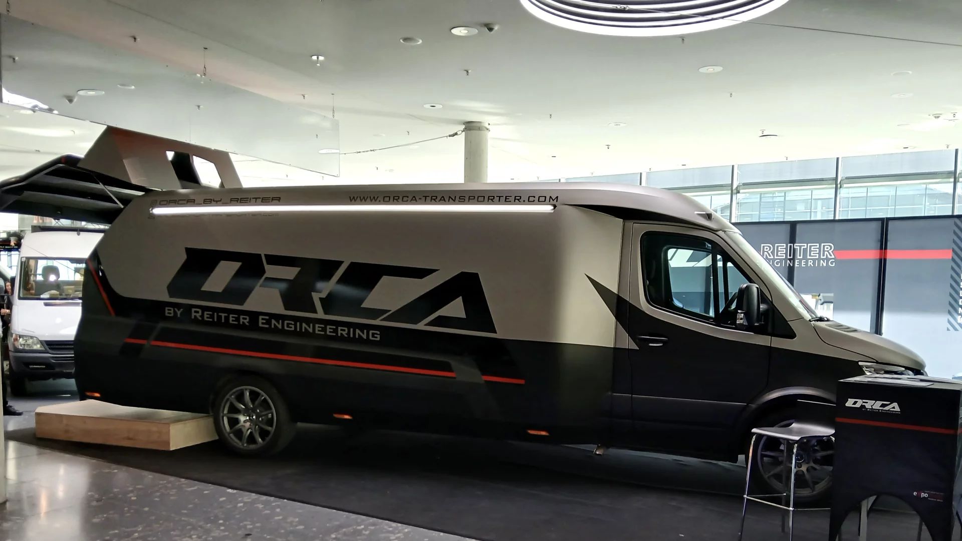 ORCA Leichtbautransporter Seitenansicht Messestand CMT Stuttgart