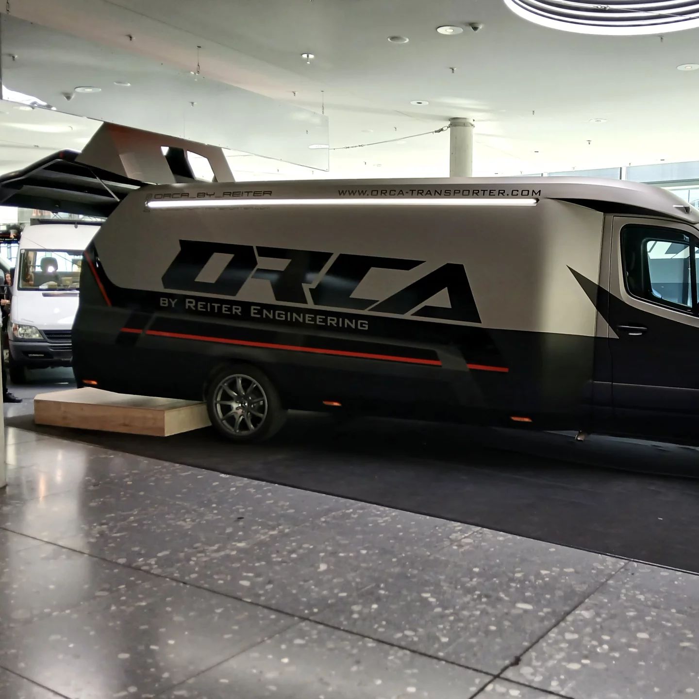 ORCA Leichtbautransporter Seitenansicht Messestand CMT Stuttgart