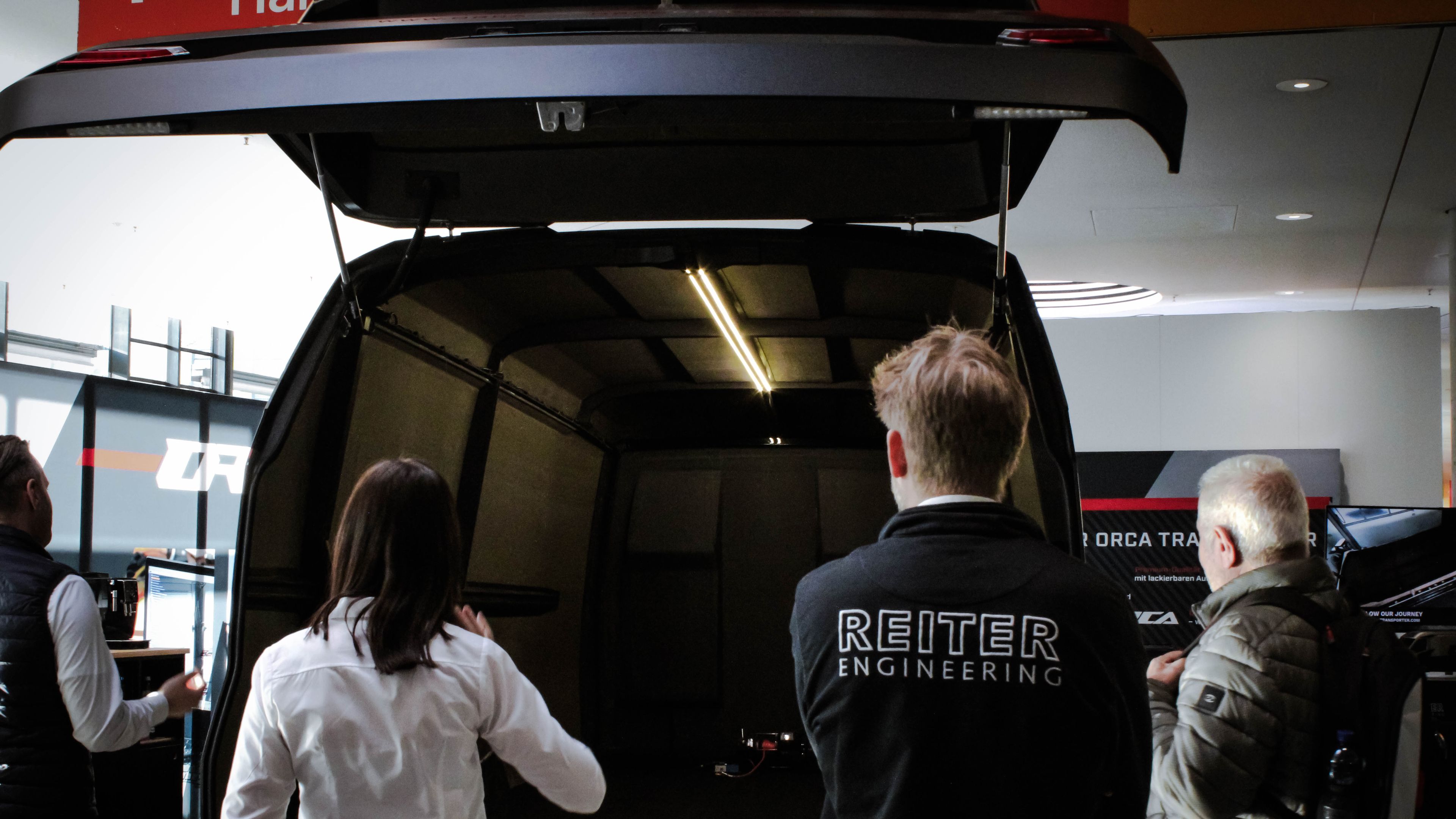 Geöffnete Heckklappe des ORCA Transporters mit Blick auf den Laderaum und die moderne LED-Deckenbeleuchtung.