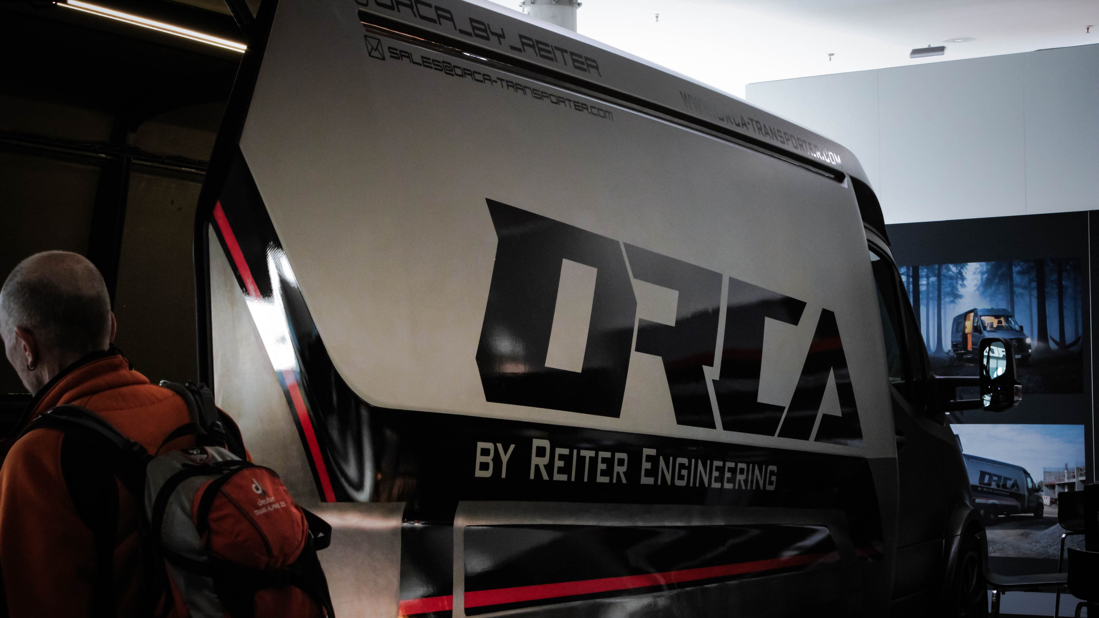 Nahaufnahme der Fahrzeugflanke des ORCA Transporters mit großem Logo und „by Reiter Engineering“ Schriftzug.