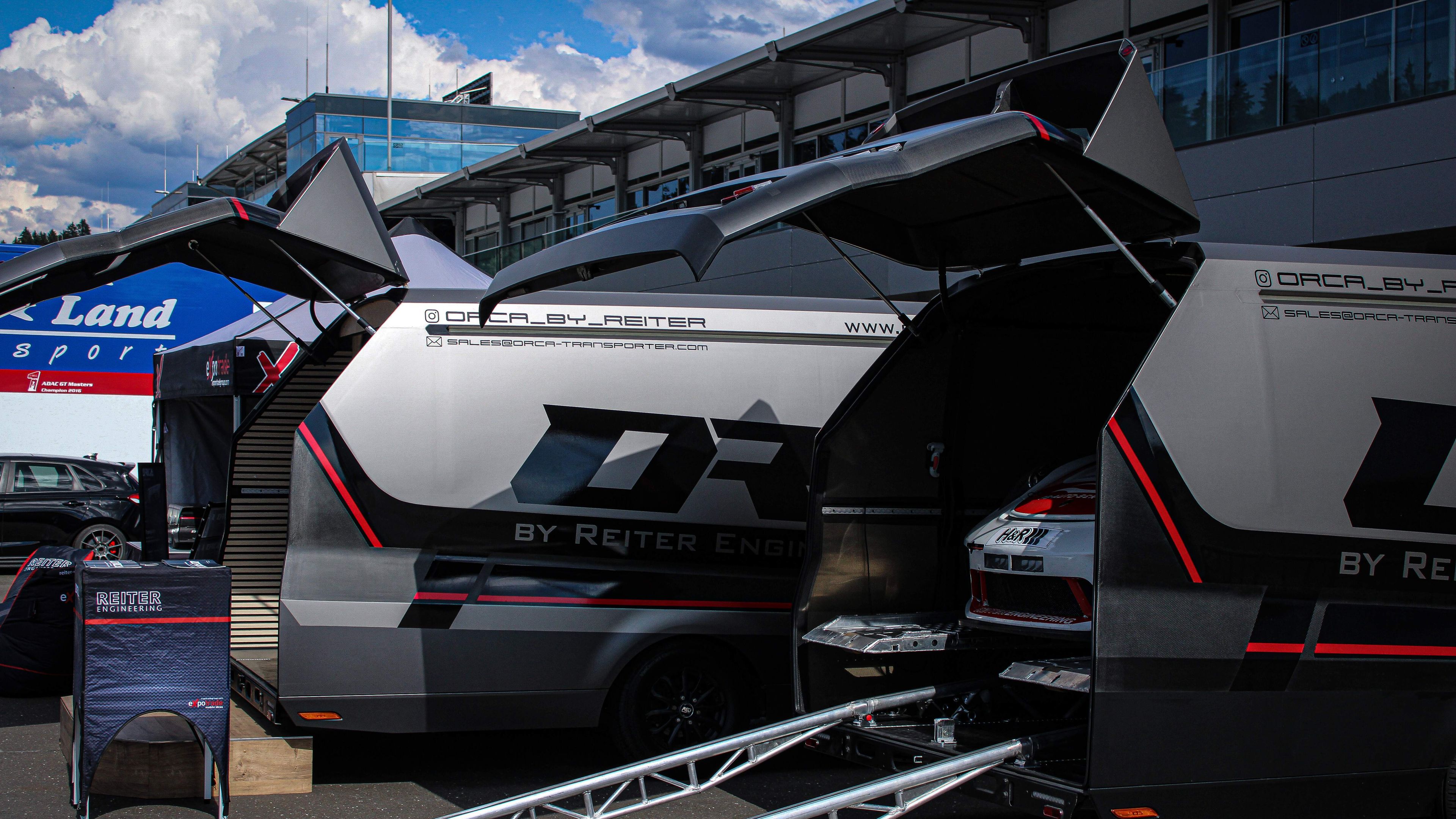 Seitenansicht ORCA Leichtbautransporter mit Rampe und Office Ausbau im Paddock