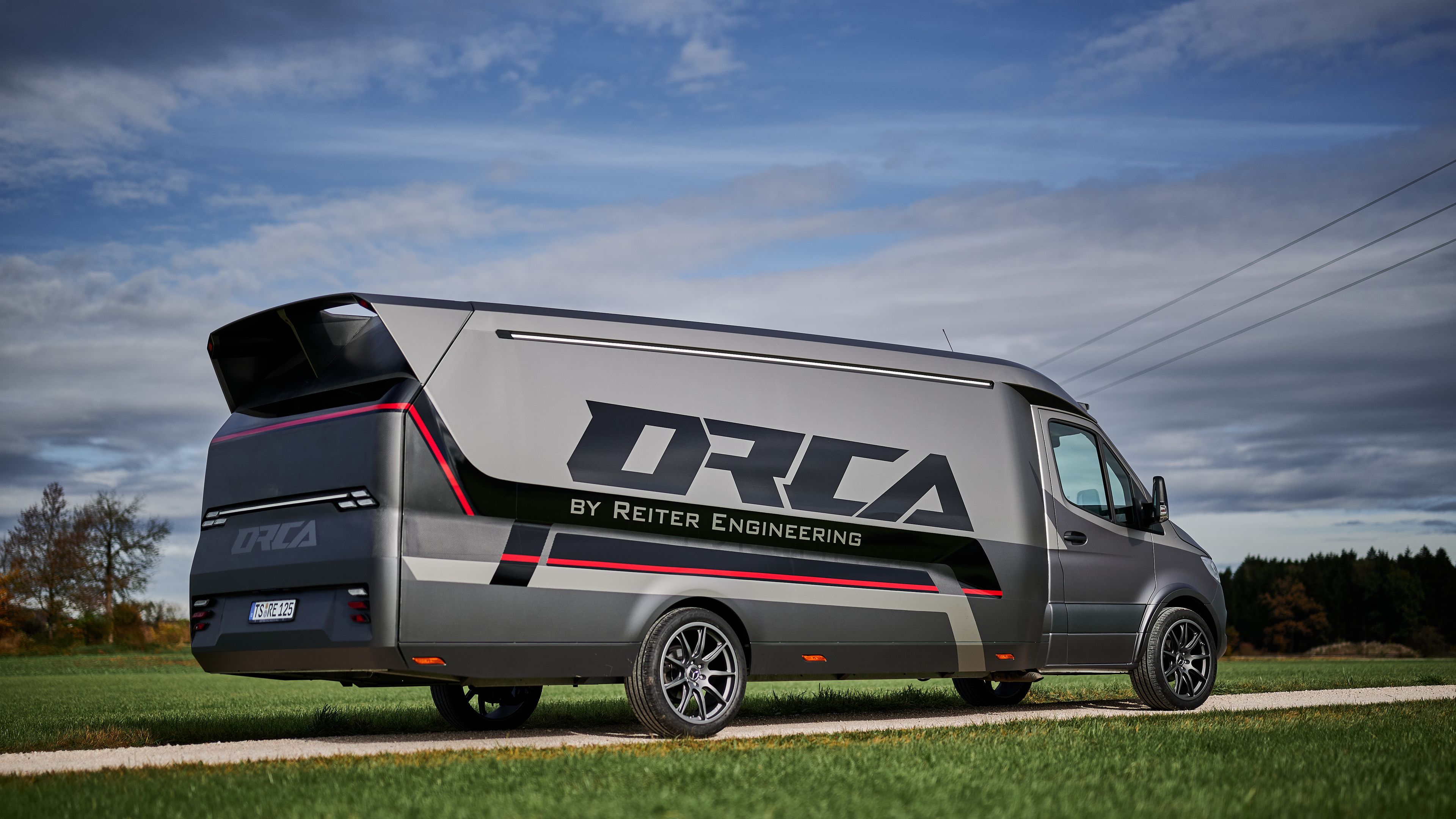 Vollständige Seitenansicht des ORCA Leichtbau Transporters
