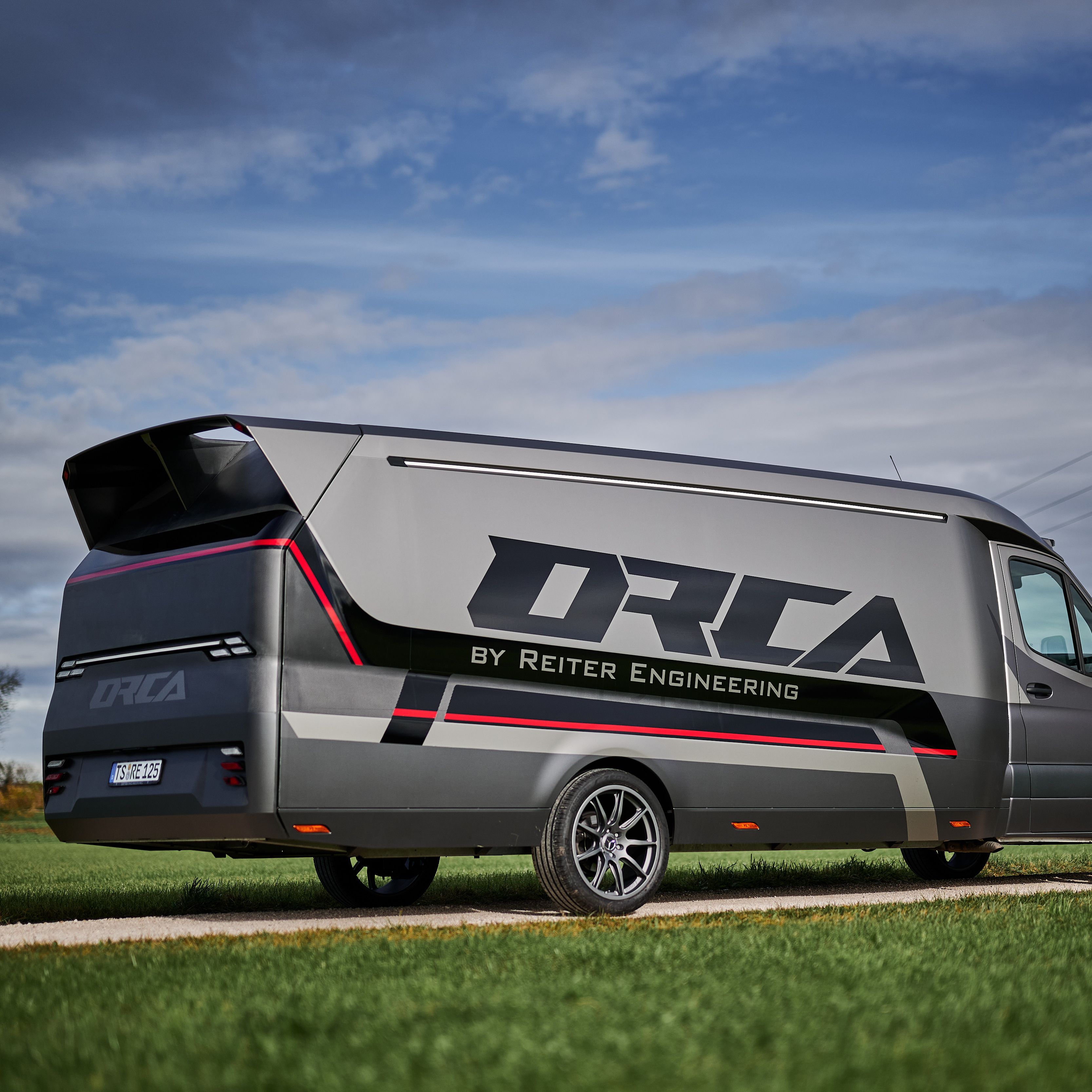 Vollständige Seitenansicht des ORCA Leichtbau Transporters