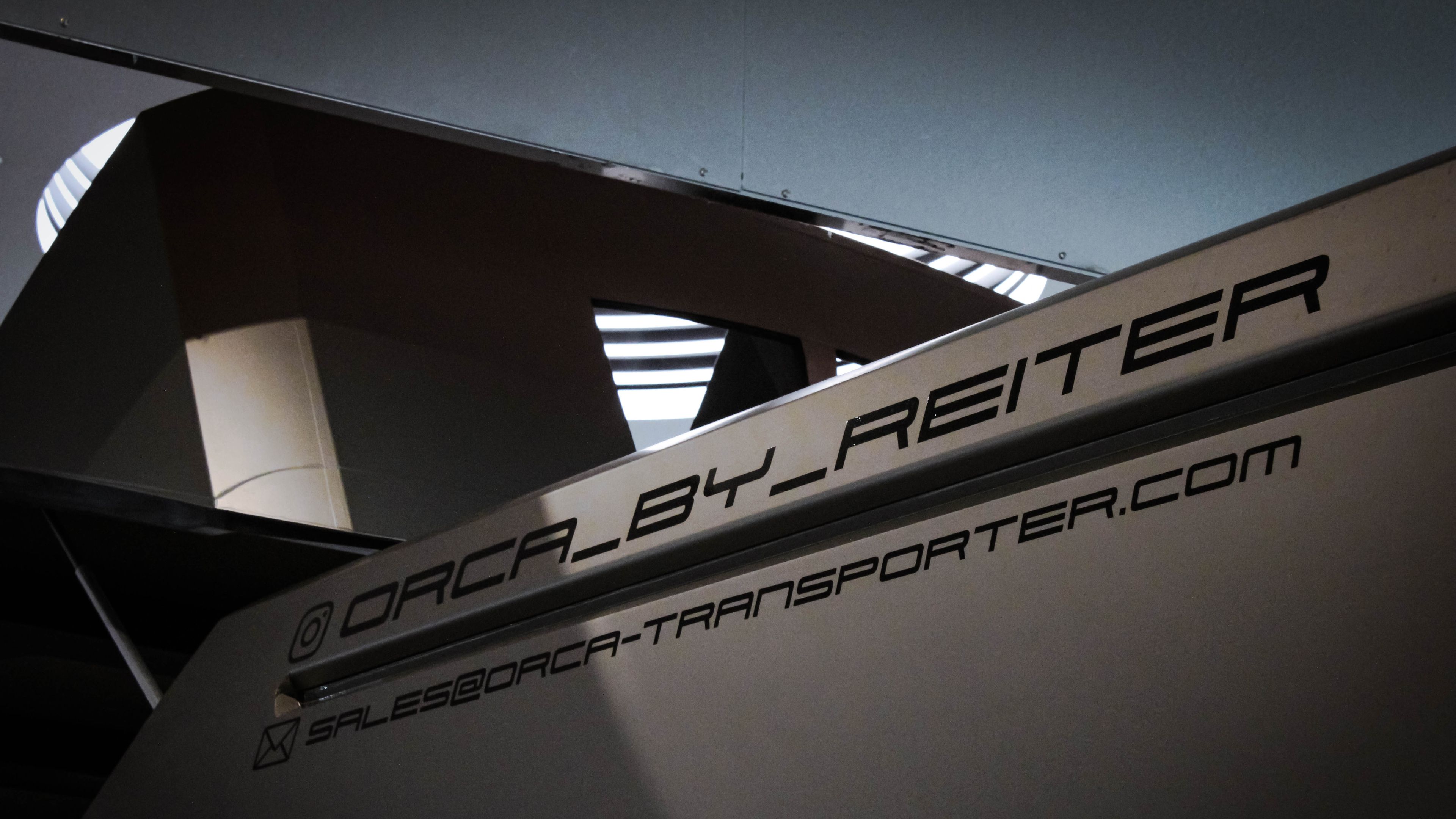 Detailaufnahme der Website-URL und des Instagram-Handles @ORCA_BY_REITER auf der Karosserie.