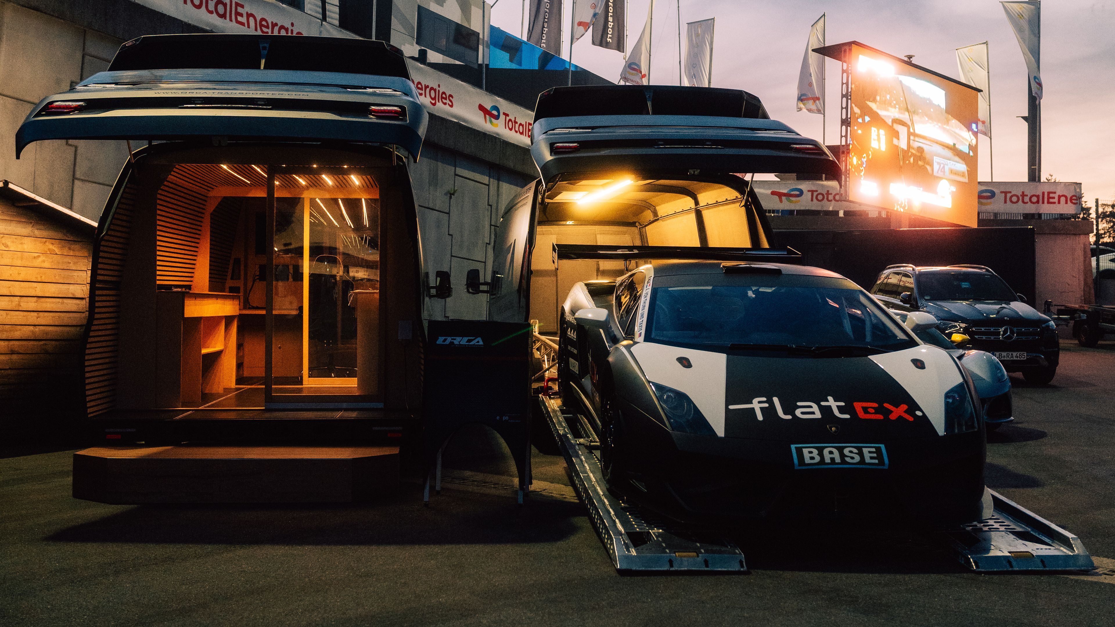 Zwei ORCA Leichtbautransporter ausgebaut als autotransporter und als mobiles Büro im Paddock der 24H Spa