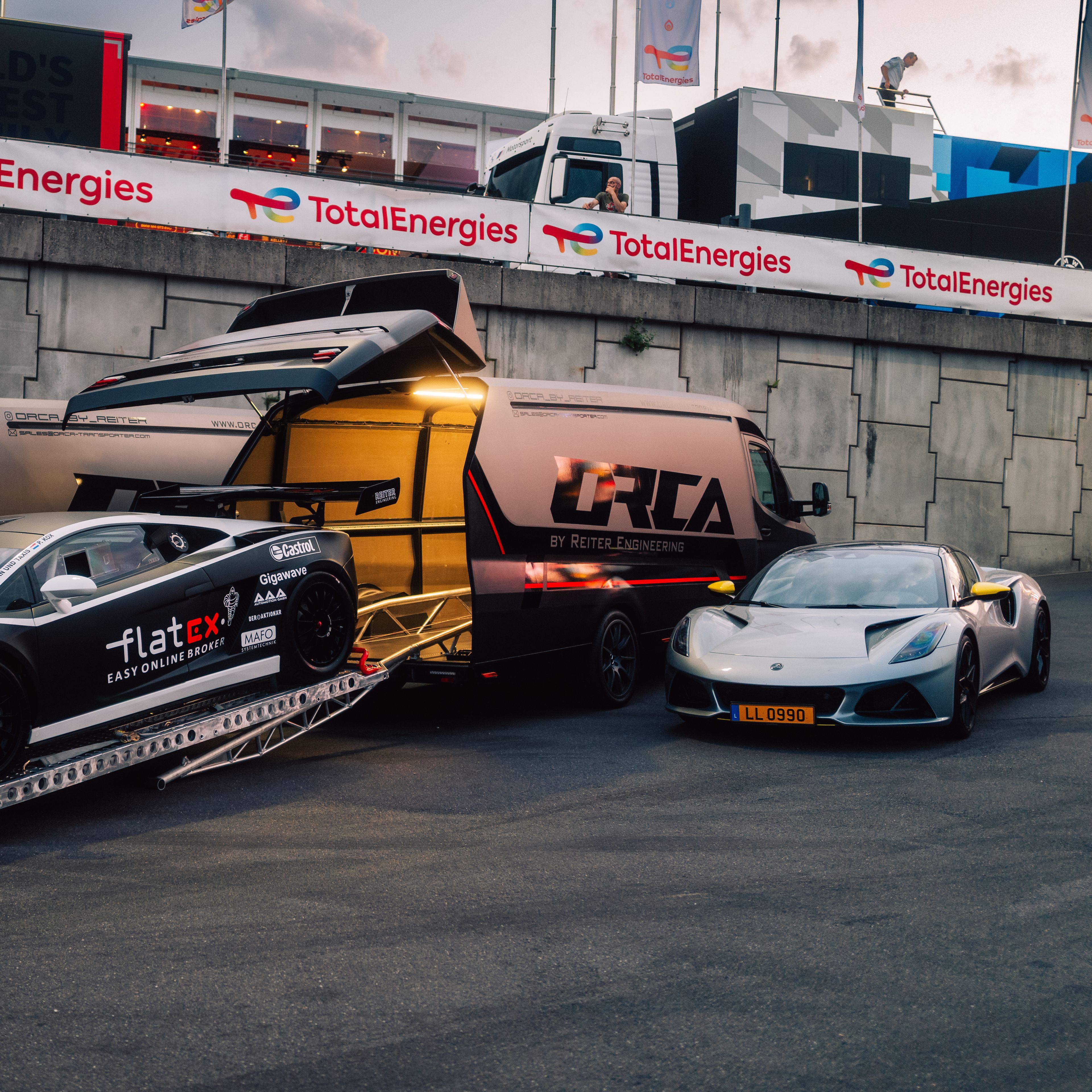 Seitenansicht ORCA Leichtbautransporter mit ausgefahrener Laderampe, auf der Lamborghini Gallardo steht